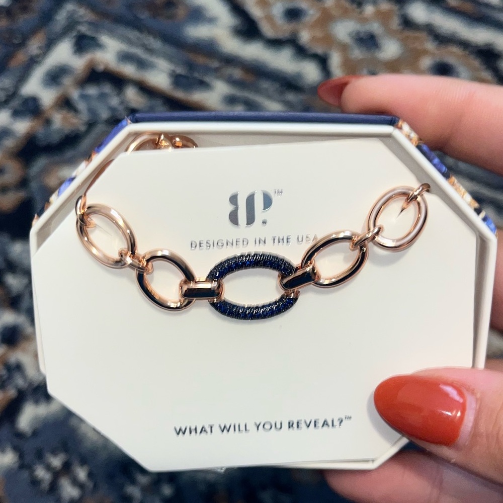 Bomb Party September Necklace 

NK39627
Even Silence Sparkles